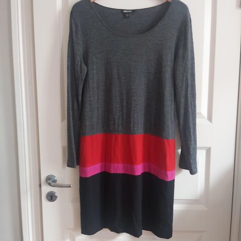 97% ULL. 3% elastan. Kul DKNY kjole. KNITT.