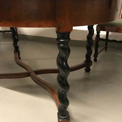 SOLGT - Ovalt spisebord med spiralformede ben - ca 1910