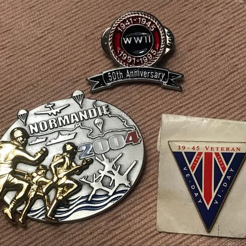 Normandie 2004 - 1945 Veteran VE-DAY - WWII 50th Anniversary - tre merker