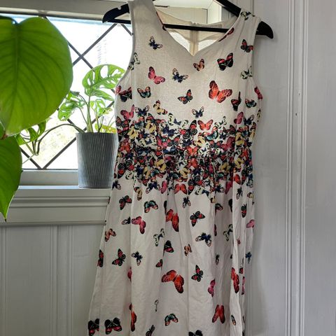 Søt kjole fra Haust med sommerfugler 🦋 str 40