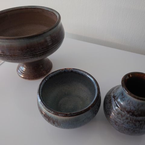 Håndlaget keramikk, bolle på stett + bjelle + vase