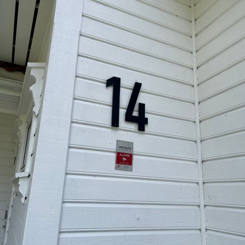Store husnummer tall i svart matt