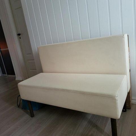 Sofa entre i behandlet skinn