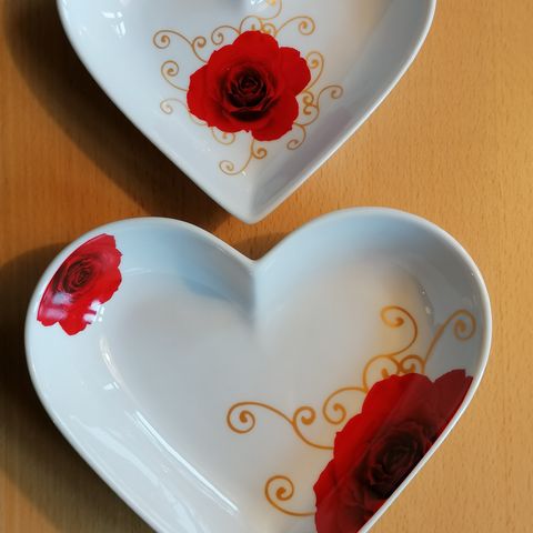To hjerteformede skåler med rosedekor
