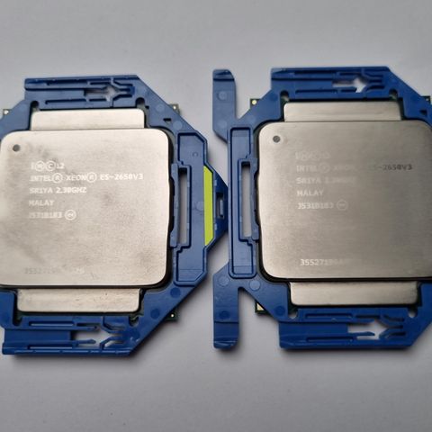 2 stk Xeon E5-2650v3 10-core CPUer