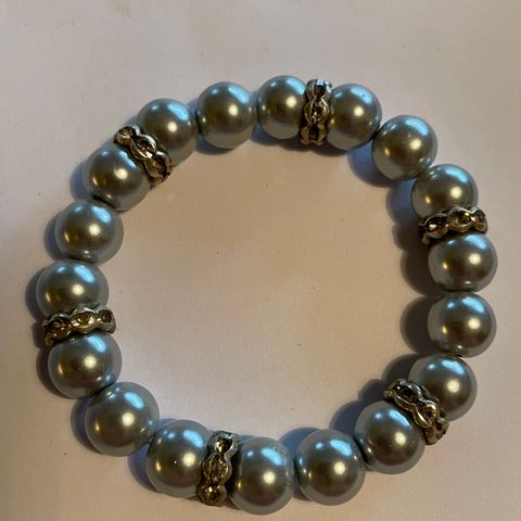 Armbånd med grå «perler»