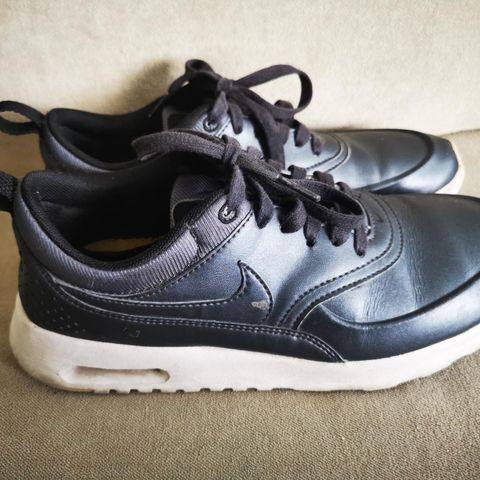 Solide Nike sneakers i skinn str 38