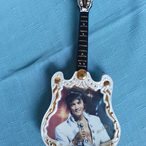 Nydelig og unik Elvis Presley gitar platte i porselen (Collector Plates)
