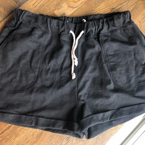 Enkel svart og hvit oversized bomull shorts i str. S/M - Sommershorts