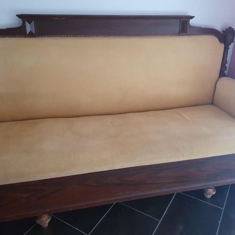 Antikk sofa med oppbevaring under sette/ skuff