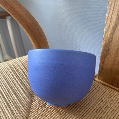 Blå keramikkskål