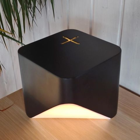 Bordlampe. Cube fra Frandsen Lighting