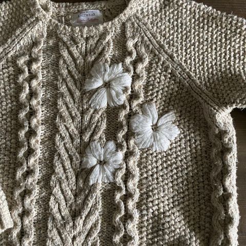 Beige strikket genser med hvite broderte blomster fra Zara str 152