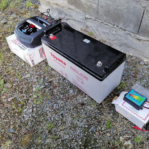 Toyama gelbatteri 12V 130 AH, digital lader, batteri control.