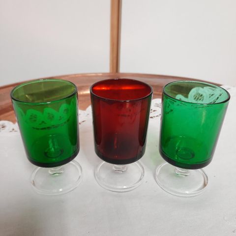 Tre stilige eldre glass, merket France i bunnen.