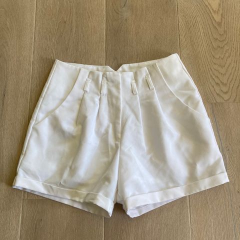 Hvit shorts størrelse xs