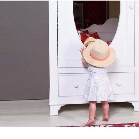 Garderobeskap med speil til barnerom