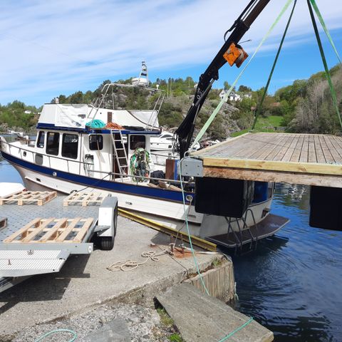 Kjøper flytebrygger , sjøtransport