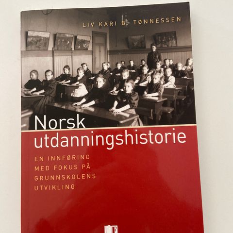 Norsk utdanningshistorie. En innføring med fokus på grunnskolens utvikling.