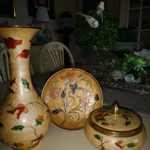 Cloisonne vase, skål med lokk og vanlig skål.