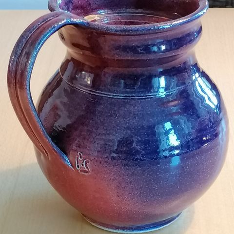 Rødlilla mugge i keramikk signert Lis