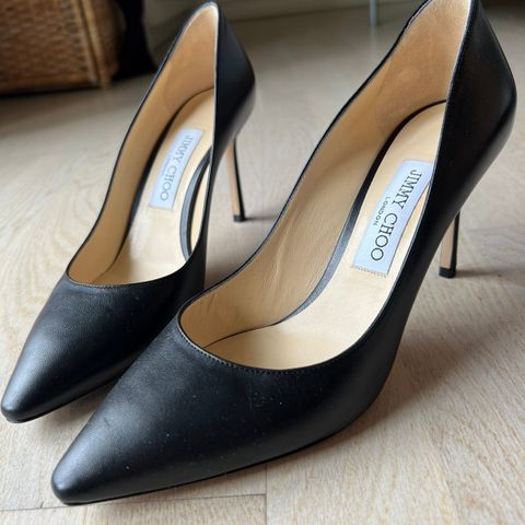 Lekre Jimmy Choo pumps i sort skinn