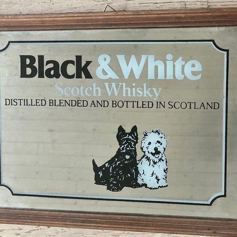 Retro speilbilde Black & White scotch whisky