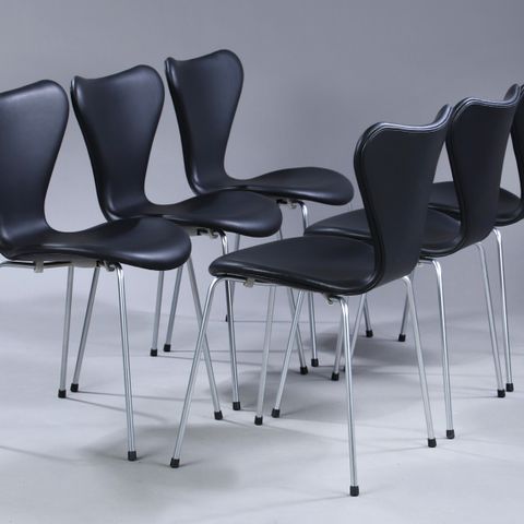 Arne Jacobsen Syverstole model 3107 Anilin svart skinn