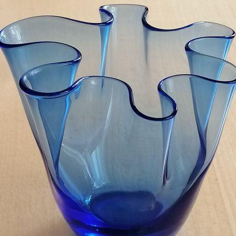 Liten blå tulipanvase i glass
