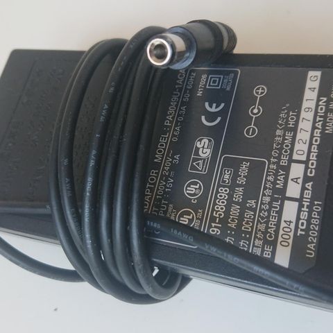 Toshiba PA3049U-1ACA 15 V 3 A m/5,5 mm plugg strømkilde - PSU