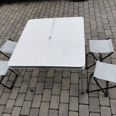 Sammenleggbart bord med 4 stoler