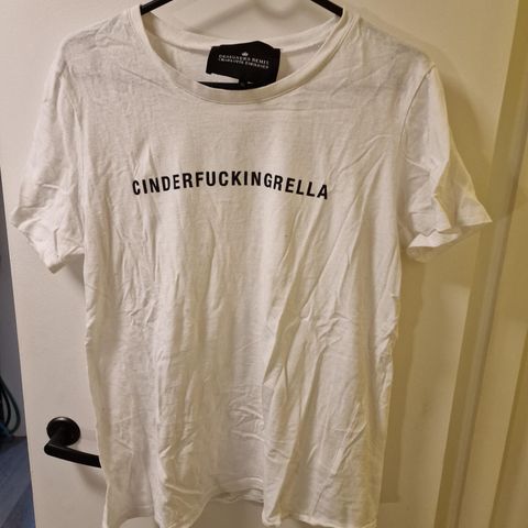 Tskjorte I bomull fra Designers Remixmed teksten 'Cinderfukingrella