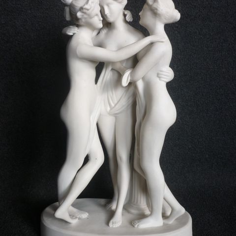 1900s Klassisk skulptur i bisque-porselen av "De tre gratier" på sokkel - 26,5cm