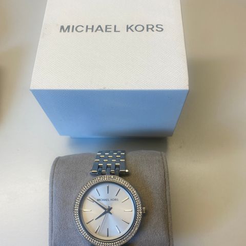 Lekker stilren Michael Kors klokke med krystaller