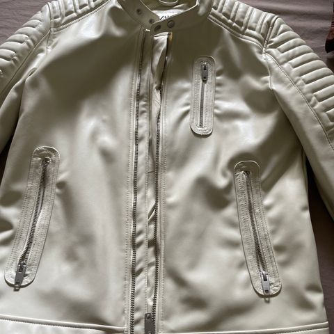 Hvitt skinn jakke