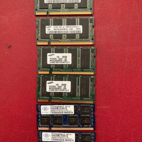 Memory card. 2 x 1 GB - 4 x 512 MB