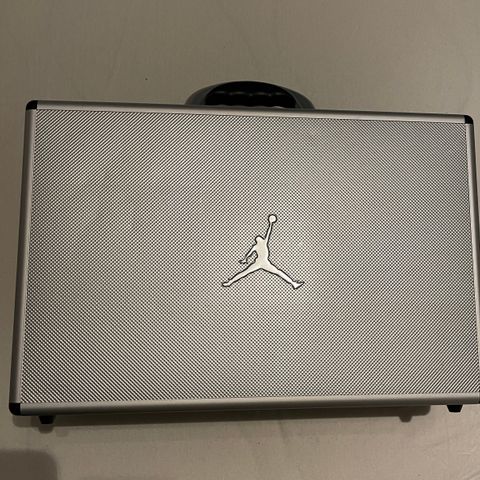 Air Jordan metallkoffert