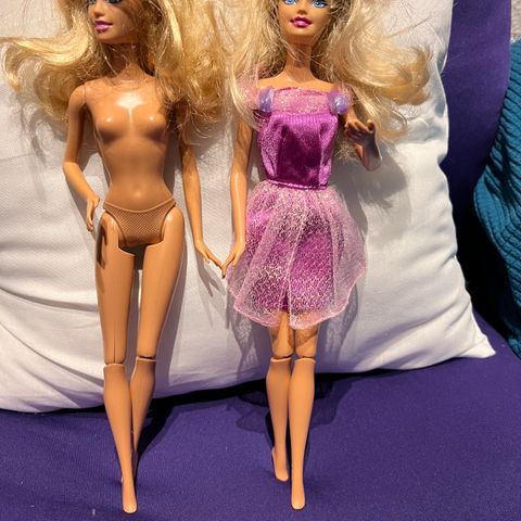 2 Barbies fra 90 tallet med bevegelig bein