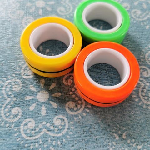3 små magneter. Orange, gul og grønn