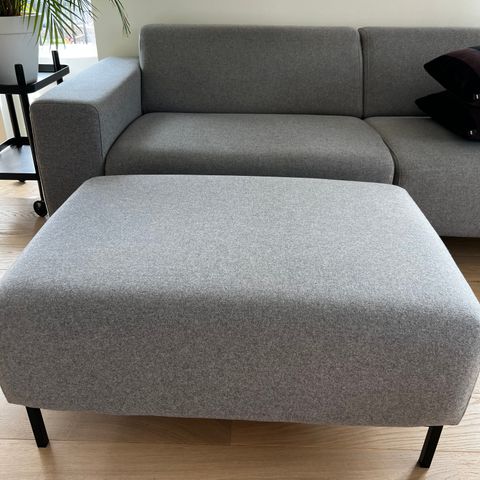 Pent og lite brukt 3-seter sofa og pall/puff/skammel fra Bohus selges