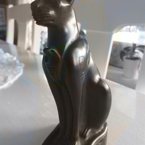 Egyptisk katt i stein eller "resin". Bast gud