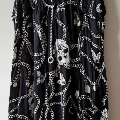 Super fin kjole fra Zu elements  sort silke dødningshoder,sommerfugler