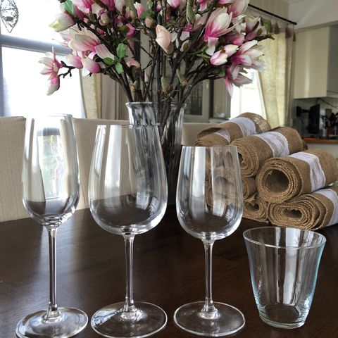 Champagneglass, rødvinsglass, hvitvinsglass, vannglass og etasjefat til leie