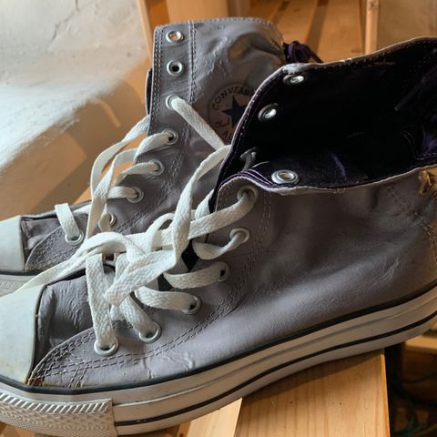 Converse grå sko med lilla innside. Str 5 1/2 (ca str 39)