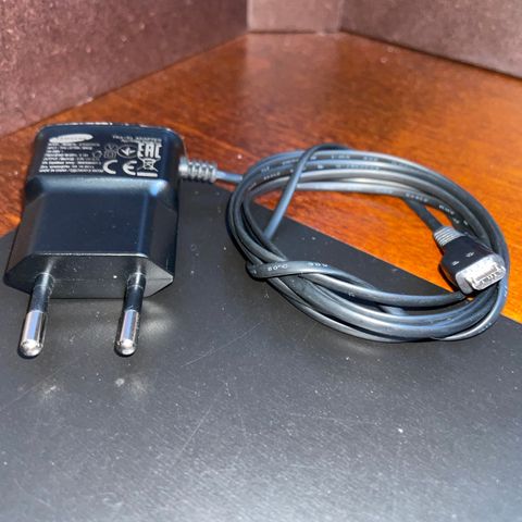 SAMSUNG mico micro USB lader ( bitte liten )