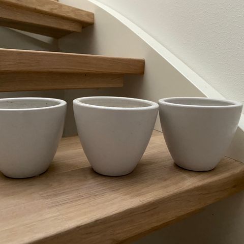 Tre enkle hvite potter