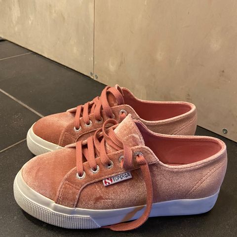 Sko fra superga i rosa velur. Aldri brukt. Strl.36.