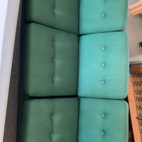 Grønn eldre sofa