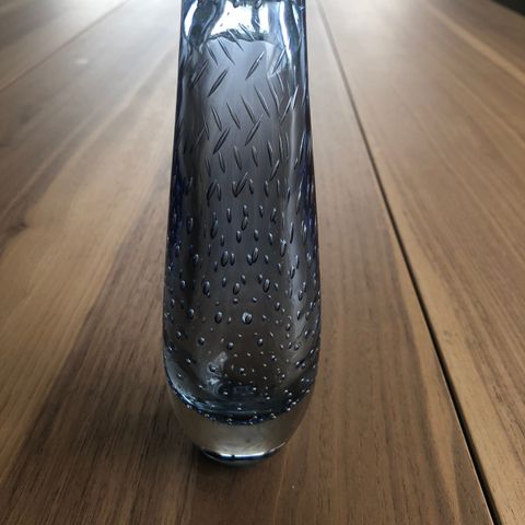 Kunstglass vase i lys blå glassmasse med bobler.