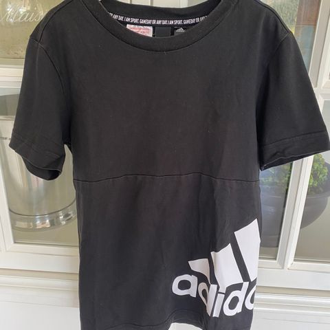 Adidas t-skjorte str 9-10 år